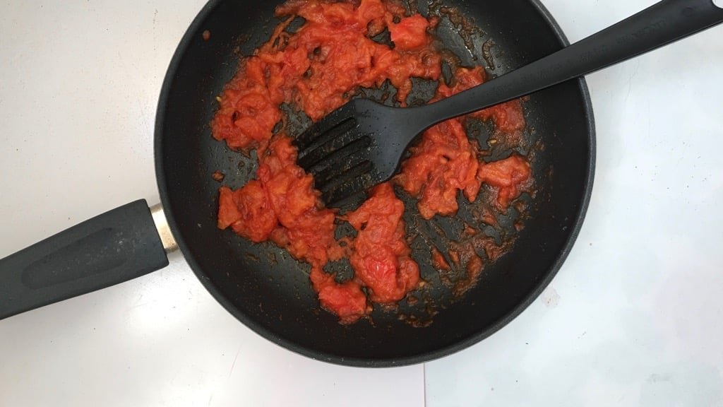 Looking for a great veggie starter for your next summer party? Then try my tomato tartare: fancy looking but so easy to make in advance!