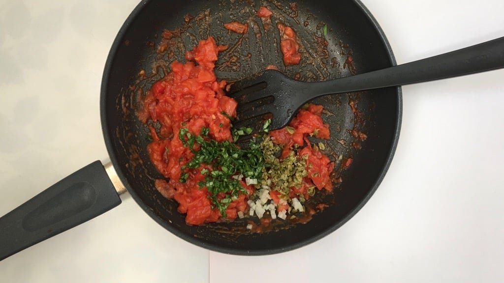Looking for a great veggie starter for your next summer party? Then try my tomato tartare: fancy looking but so easy to make in advance!