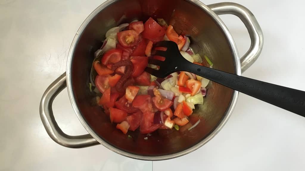 Ripe tomatoes, bread, bell pepper and cream: the perfect leftovers for this quick tomato soup! This soup is ready in 20 minutes!