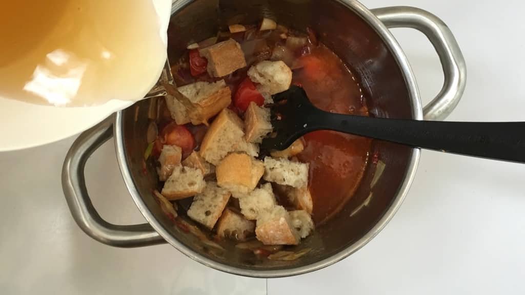 Ripe tomatoes, bread, bell pepper and cream: the perfect leftovers for this quick tomato soup! This soup is ready in 20 minutes!
