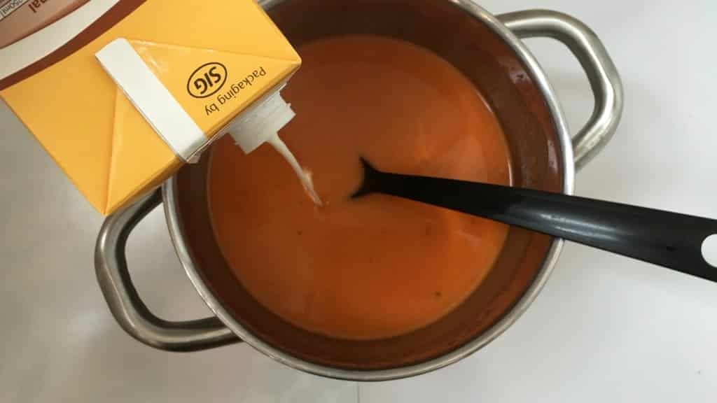 Ripe tomatoes, bread, bell pepper and cream: the perfect leftovers for this quick tomato soup! This soup is ready in 20 minutes!