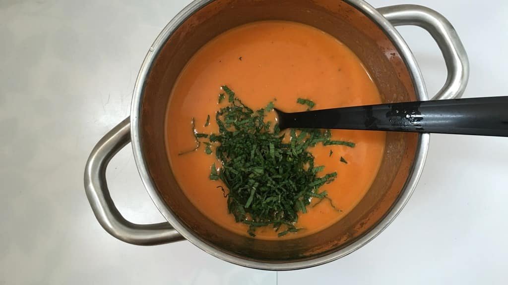 Ripe tomatoes, bread, bell pepper and cream: the perfect leftovers for this quick tomato soup! This soup is ready in 20 minutes!