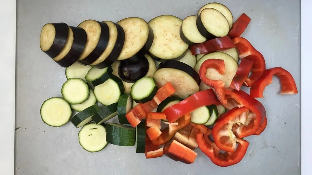 Here's a colorful al dente spaghetti with mediterranean roasted vegetables... the purest flavors ever on your dinner table!