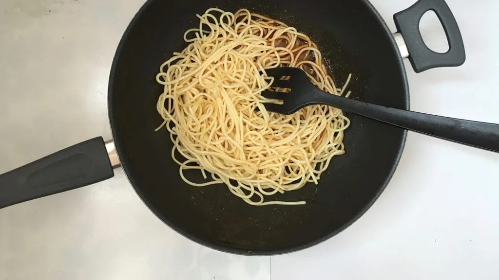 Here's a colorful al dente spaghetti with mediterranean roasted vegetables... the purest flavors ever on your dinner table!