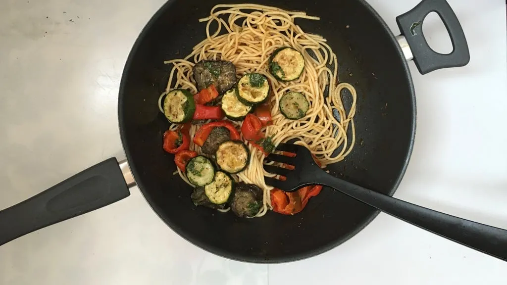 Here's a colorful al dente spaghetti with mediterranean roasted vegetables... the purest flavors ever on your dinner table!