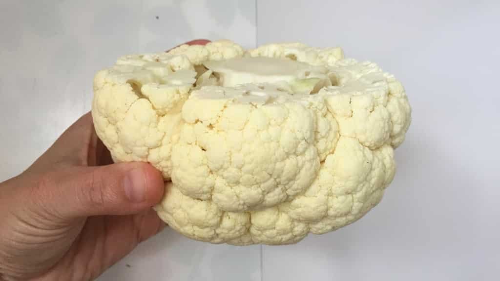 What a beautiful whole roasted cauliflower... Are you looking for a surprising vegetable side dish? Then this is the one!!