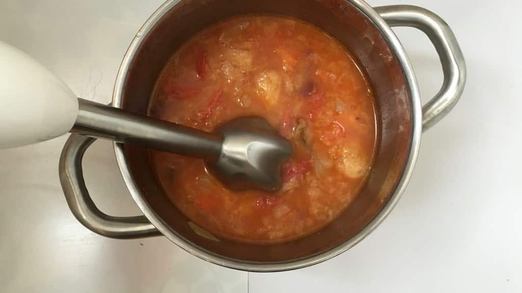 Ripe tomatoes, bread, bell pepper and cream: the perfect leftovers for this quick tomato soup! This soup is ready in 20 minutes!