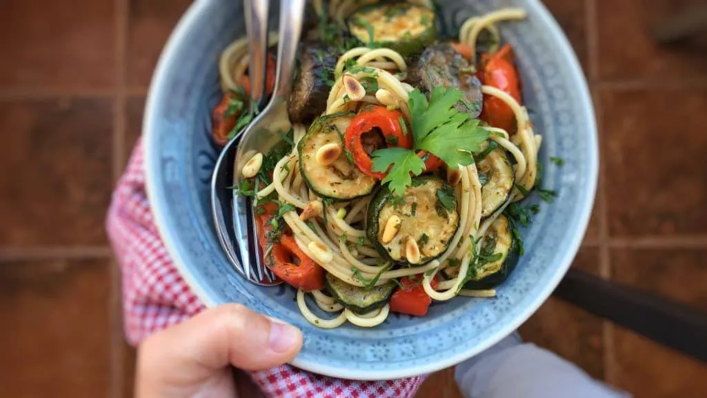 Here's a colorful al dente spaghetti with mediterranean roasted vegetables... the purest flavors ever on your dinner table!