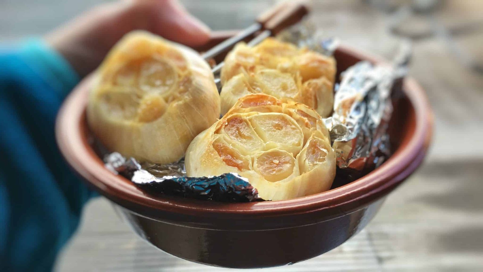 How to roast garlic: caramelized oven roasted garlic bulbs in tinfoil and olive oil, a very easy method to roast fresh garlic!
