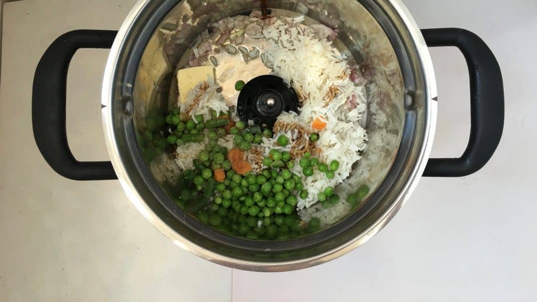 Classic eggs and bacon fried rice with soy sauce, ginger and peas... An easy peasy lunch and a great way to use that leftover cooked rice!