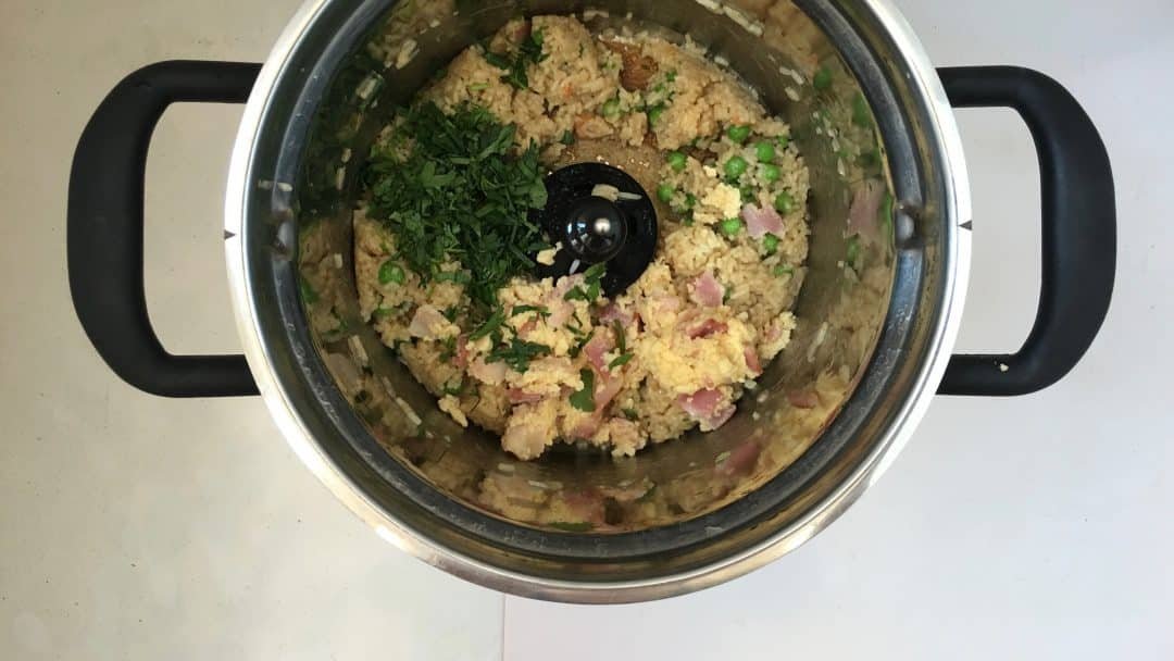 Classic eggs and bacon fried rice with soy sauce, ginger and peas... An easy peasy lunch and a great way to use that leftover cooked rice!