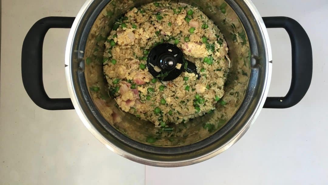 Classic eggs and bacon fried rice with soy sauce, ginger and peas... An easy peasy lunch and a great way to use that leftover cooked rice!
