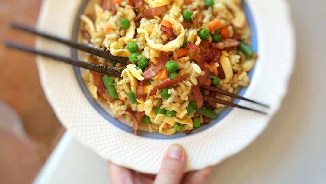 Classic eggs and bacon fried rice with soy sauce, ginger and peas... An easy peasy lunch and a great way to use that leftover cooked rice!
