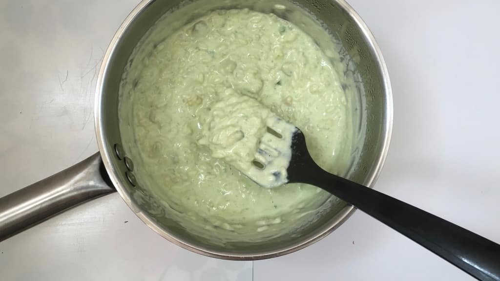 Are you looking for a surprising rice dessert? Try this creamy sweet avocado rice pudding with crushed pistachios and mint!