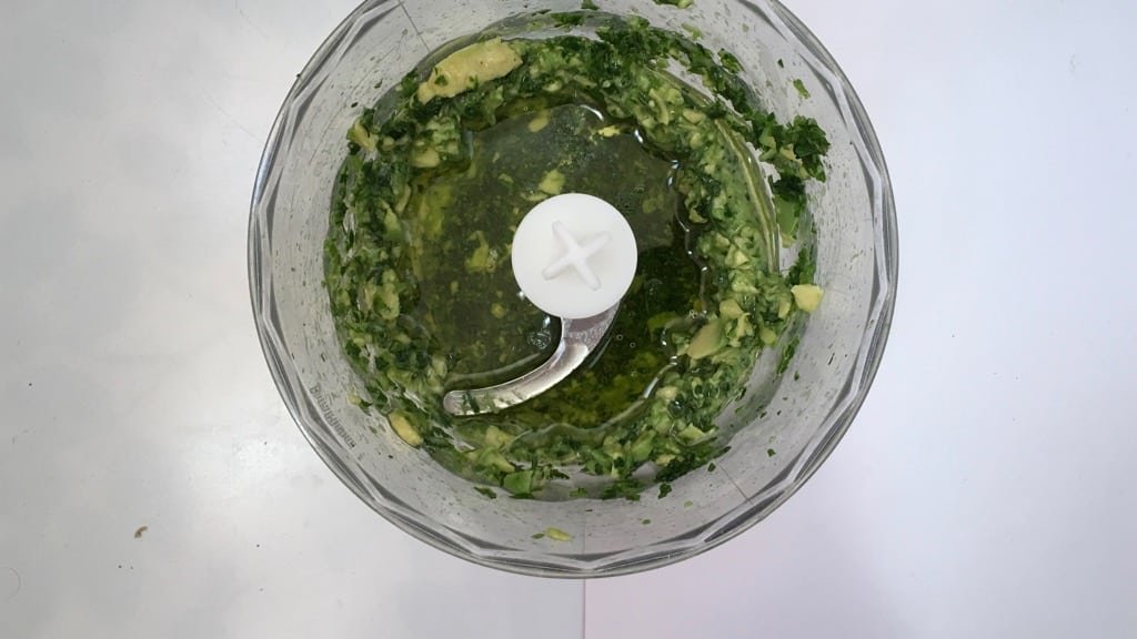 A healthy vegetable pasta sauce with a interesting twist: this creamy avocado pesto spaghetti with cilantro is highly addictive!