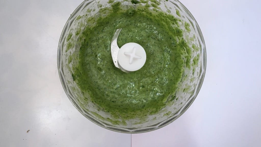 A healthy vegetable pasta sauce with a interesting twist: this creamy avocado pesto spaghetti with cilantro is highly addictive!
