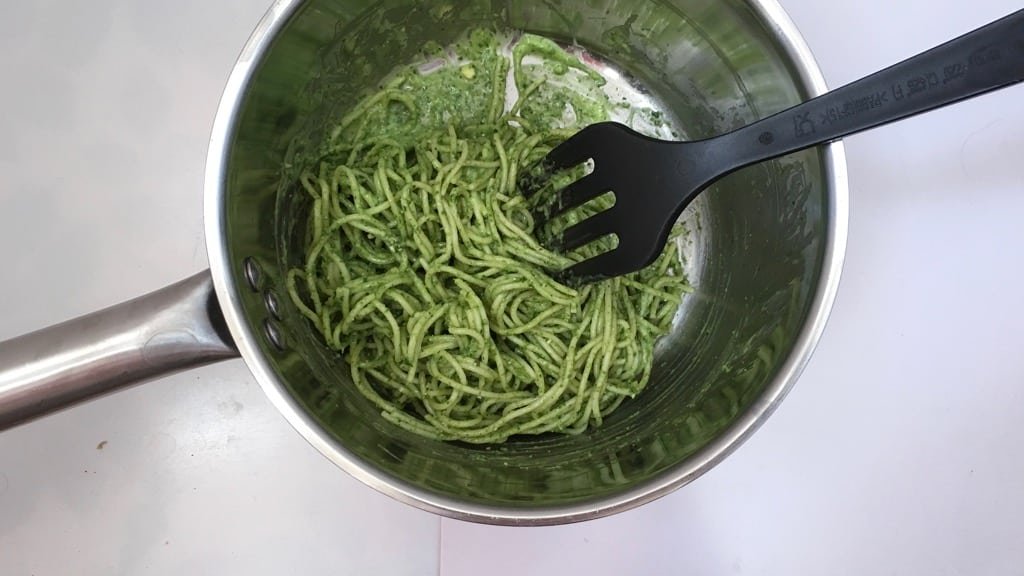 A healthy vegetable pasta sauce with a interesting twist: this creamy avocado pesto spaghetti with cilantro is highly addictive!