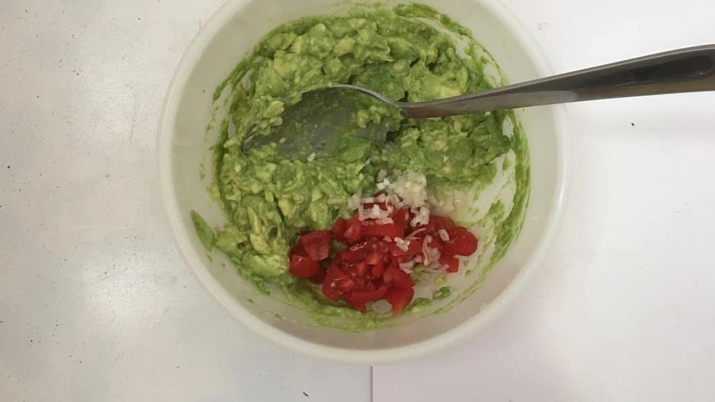 My homemade easy guacamole recipe, the creamy Mexican classic of all classics! And what an appetizer to get the party started...
