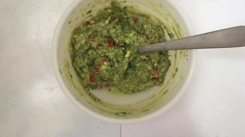 My homemade easy guacamole recipe, the creamy Mexican classic of all classics! And what an appetizer to get the party started...