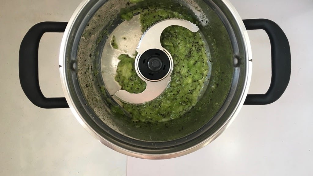 What a fluffy tea cake: this pandan kiwifruit cake with grated coconut is so delicious!