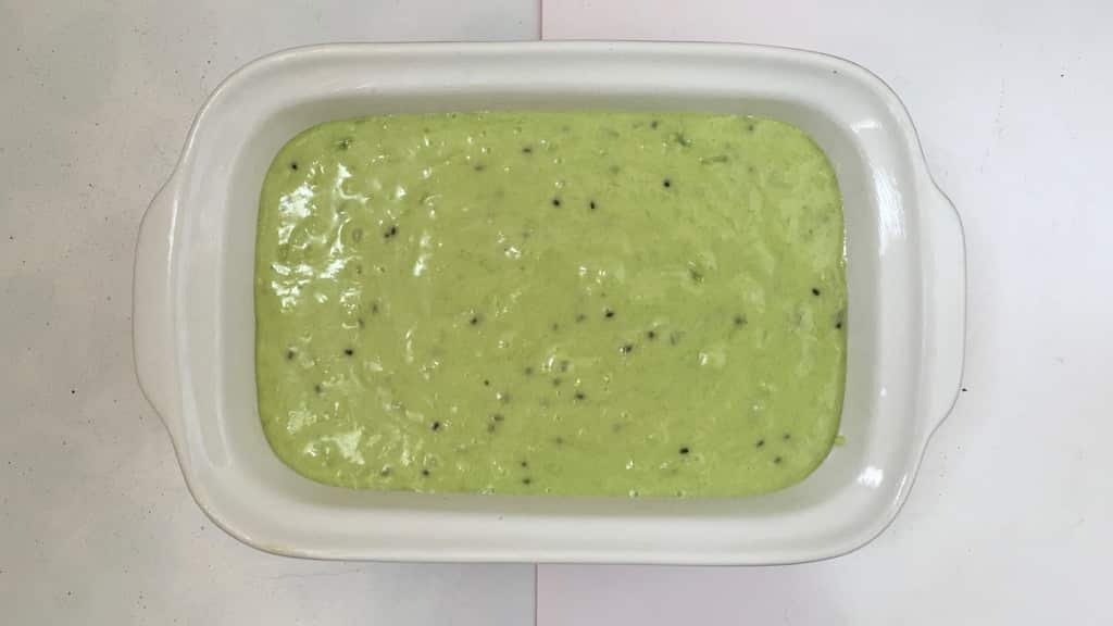 What a fluffy tea cake: this kiwifruit cake with pandan and grated coconut is so delicious!