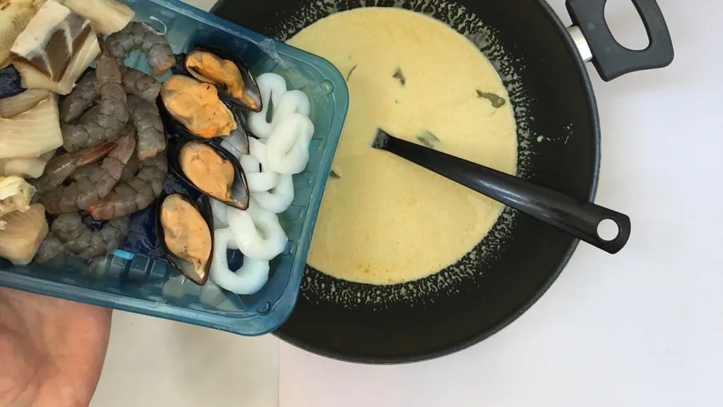A super creamy Thai green curry with seafood: a bunch of prawns, fish, calamari, mussels and crab... awesome Thai dinner!