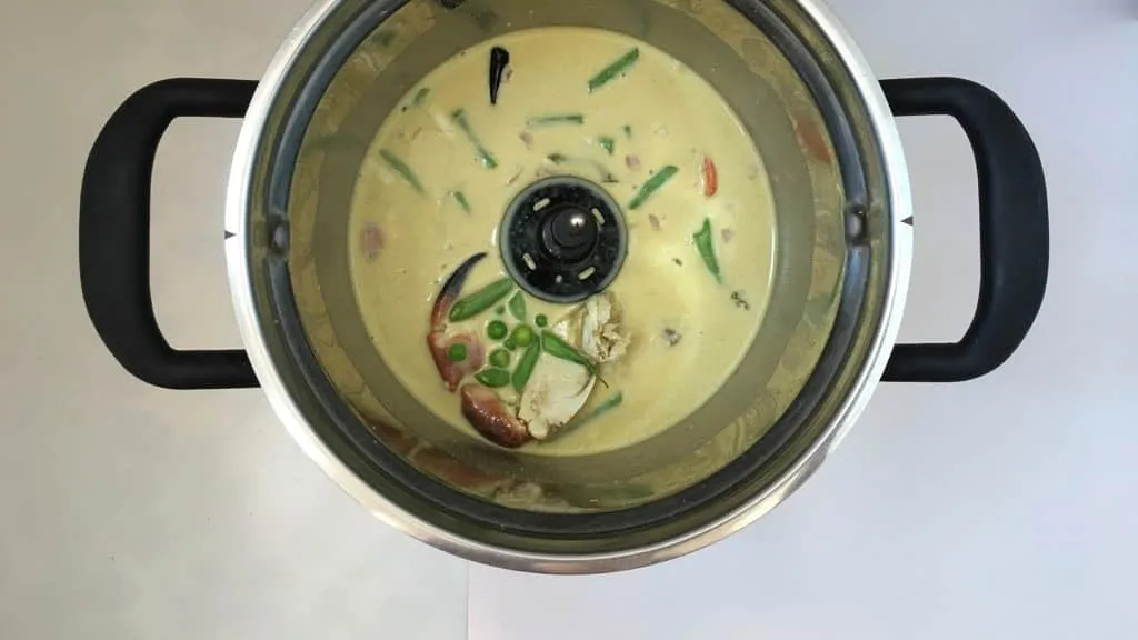 A super creamy Thai green curry with seafood: a bunch of prawns, fish, calamari, mussels and crab... awesome Thai dinner!