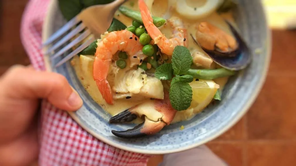 A super creamy Thai green curry with seafood: a bunch of prawns, fish, calamari, mussels and crab... awesome Thai dinner!