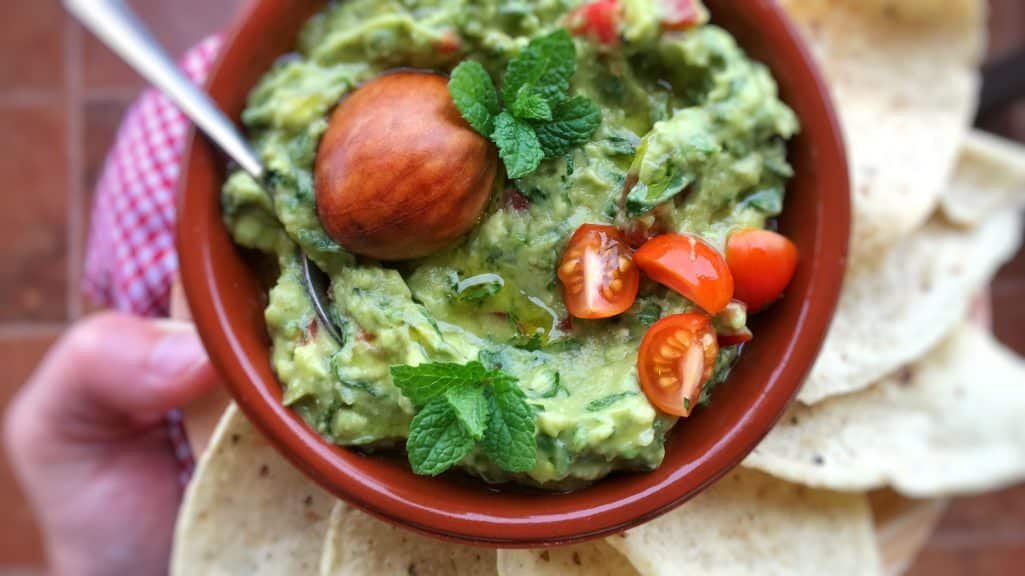 My homemade easy guacamole recipe, the creamy Mexican classic of all classics! And what an appetizer to get the party started...