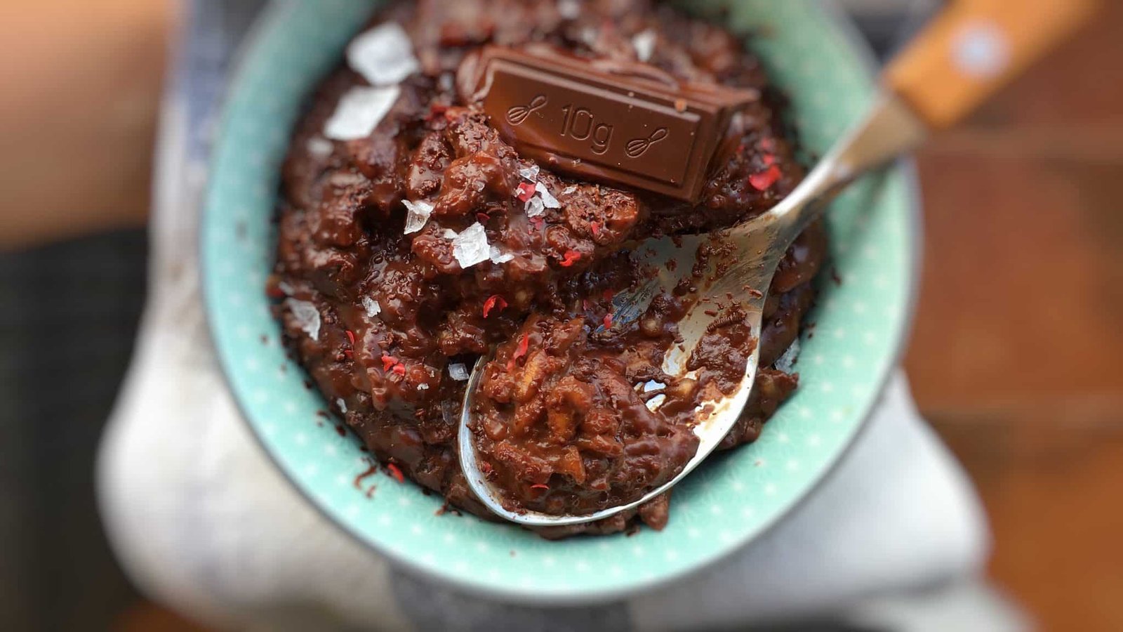 Here is an easy peasy chocolate dessert risotto: rich, tacky, sugary and loaded with dark chocolate... a no fuss dessert!
