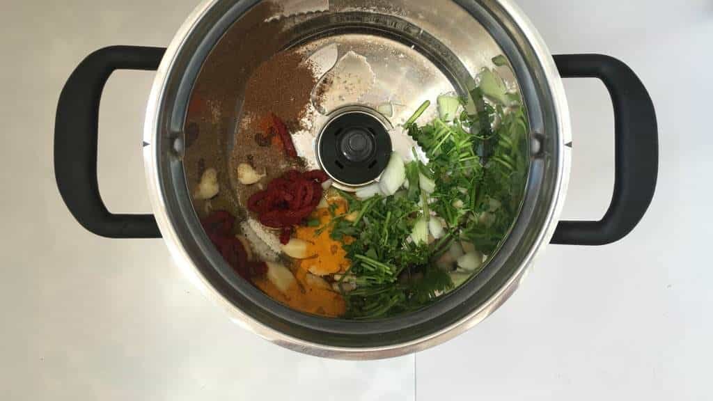 I love Indian cooking so let's make some homemade masala paste today! This spice paste is a great base for my masala meatball curry.