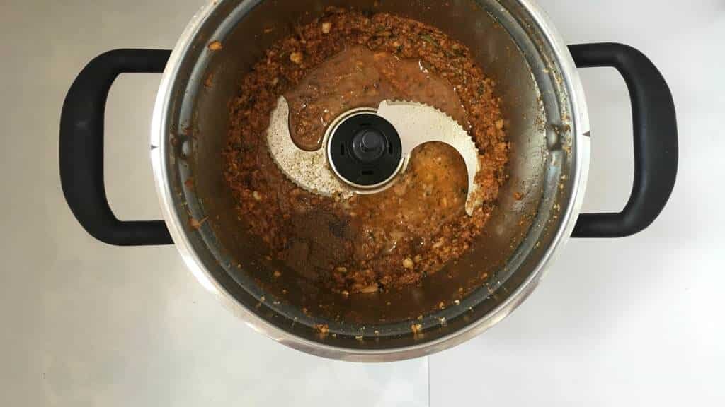 I love Indian cooking so let's make some homemade masala paste today! This spice paste is a great base for my masala meatball curry.