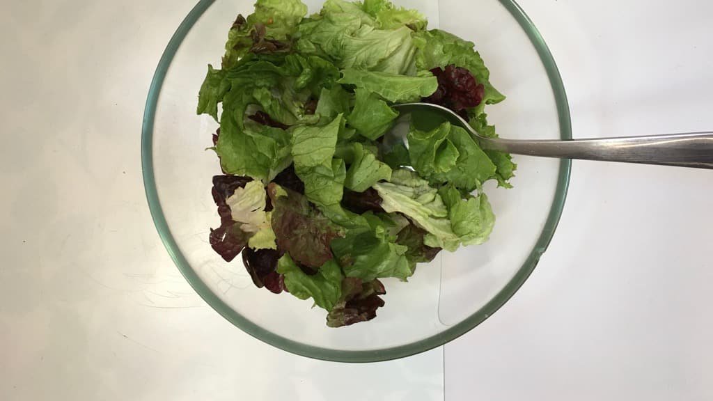 This anchovy salad with tomatoes and black olives is a great lunch treat for a hot summer day! You should try this combo, it’s a fantastic flavor explosion!