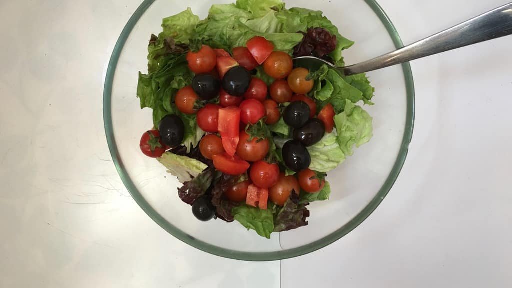 This anchovy salad with tomatoes and black olives is a great lunch treat for a hot summer day! You should try this combo, it’s a fantastic flavor explosion!