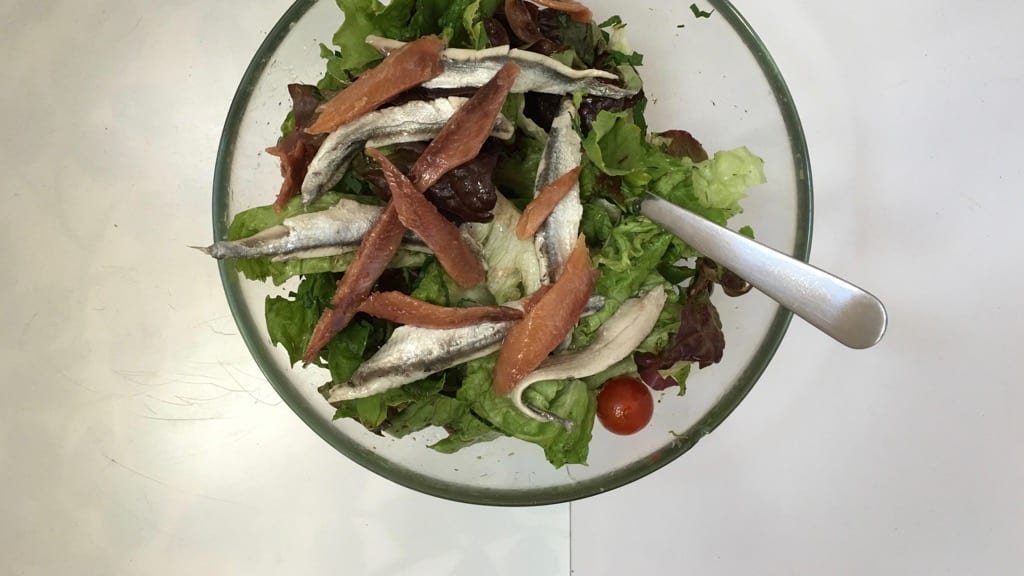 This anchovy salad with tomatoes and black olives is a great lunch treat for a hot summer day! You should try this combo, it’s a fantastic flavor explosion!