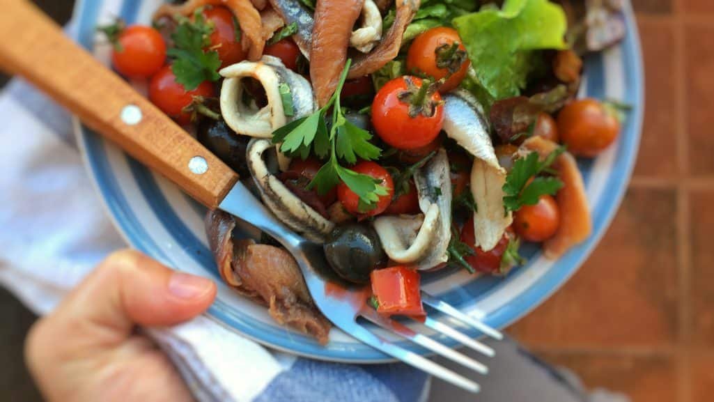 This anchovy salad with tomatoes and black olives is a great lunch treat for a hot summer day! You should try this combo, it’s a fantastic flavor explosion!
