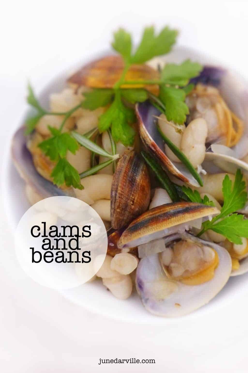 Do you love fresh clams? Then you will absolutely adore these beans and clams with white wine... A surprising and delicious combo!