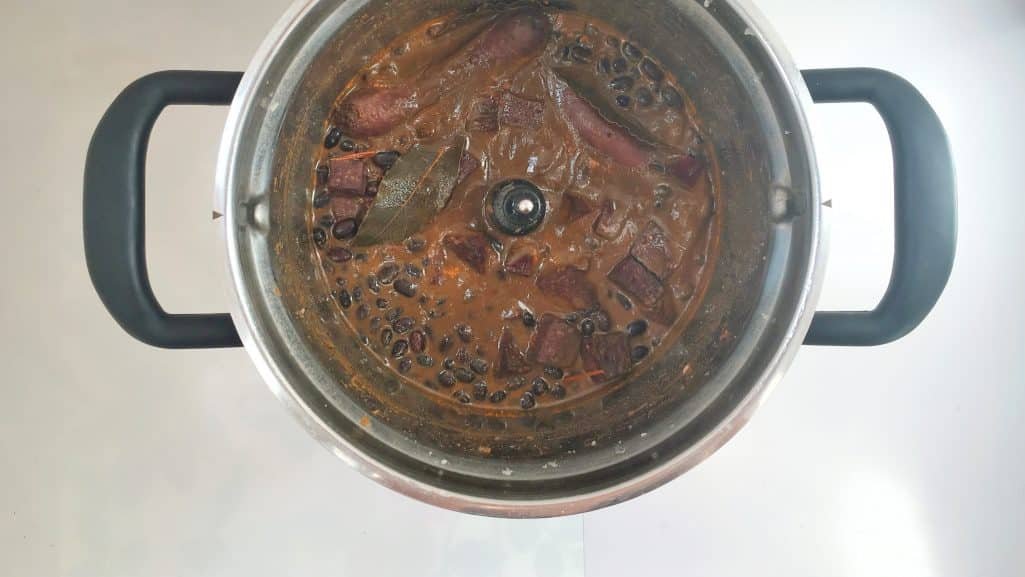 Here's my version of the popular Brazilian feijoada bean stew! Smooth black beans, pork sausage and minced meat... What a treat!