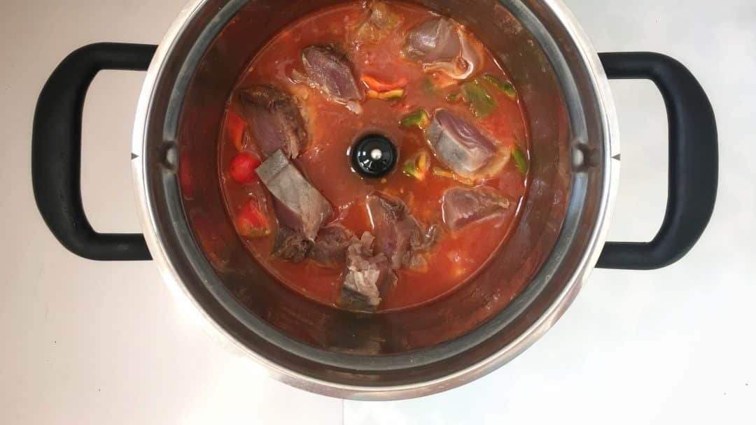 Spanish marmitako tuna stew with potatoes, bell pepper, paprika and tomatoes... Super easy to prepare and ready in under one hour!