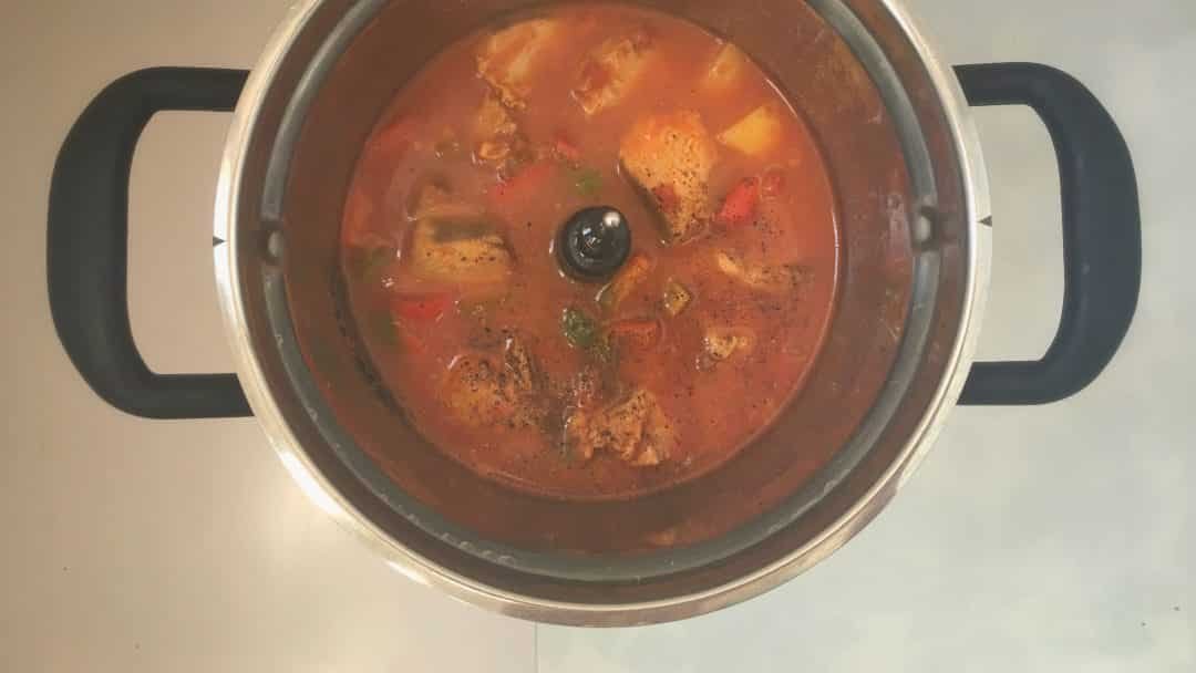 Spanish marmitako tuna stew with potatoes, bell pepper, paprika and tomatoes... Super easy to prepare and ready in under one hour!
