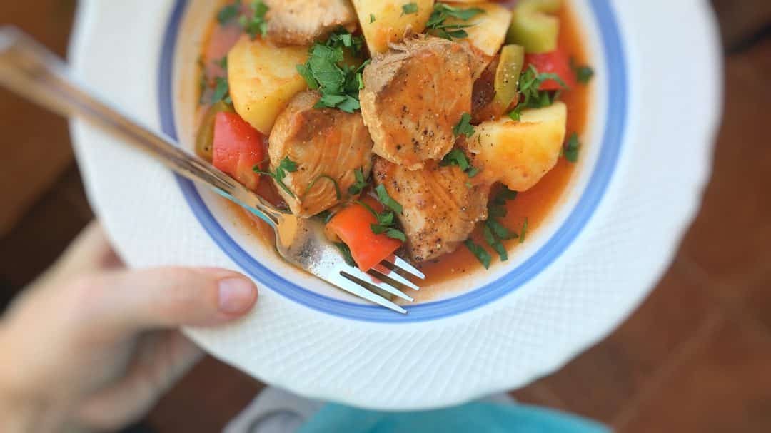 Spanish marmitako tuna stew with potatoes, bell pepper, paprika and tomatoes... Super easy to prepare and ready in under one hour!