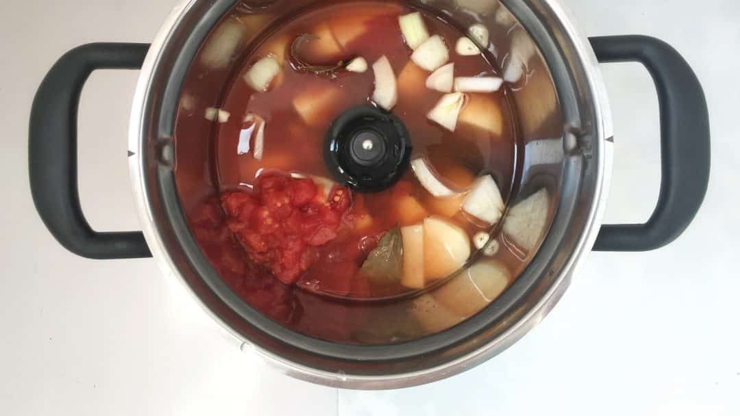 Spanish marmitako tuna stew with potatoes, bell pepper, paprika and tomatoes... Super easy to prepare and ready in under one hour!
