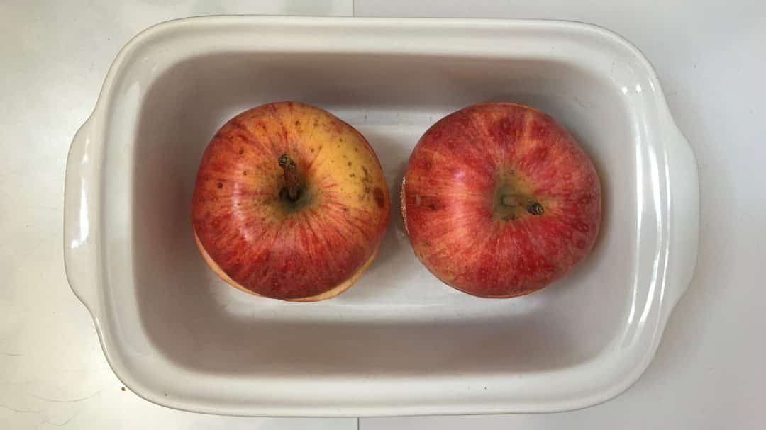 What I like so much about this baked apple dessert is how light and simple it is, the perfect ending for a healthy lunch or dinner!