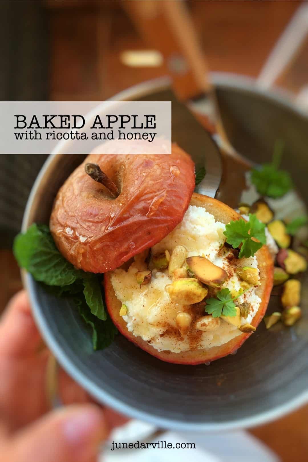What I like so much about this baked apple dessert is how light and simple it is, the perfect ending for a healthy lunch or dinner!