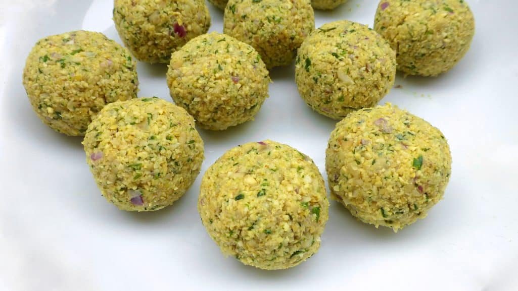 Falafels are my favorite vegetarian food and they are so easy to make at home! Here's the best homemade falafel recipe you will ever make, I swear!