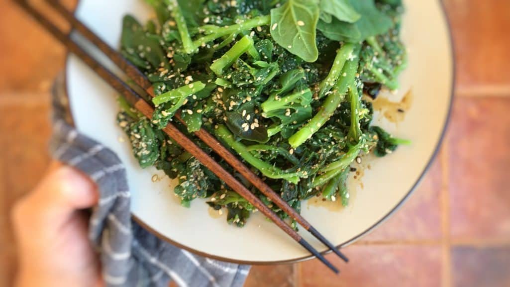 How I love this steamed Japanese spinach salad with sesame! What a great side dish: healthy and so easy to make in advance...