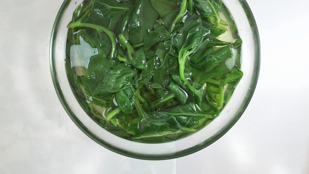 How I love this steamed Japanese spinach salad with sesame! What a great side dish: healthy and so easy to make in advance...