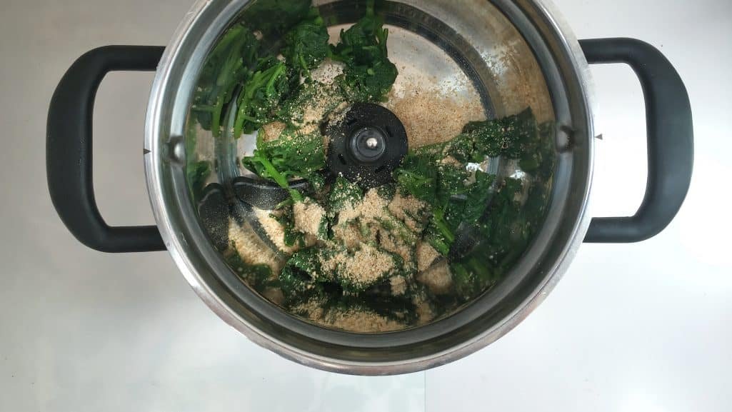 How I love this steamed Japanese spinach salad with sesame! What a great side dish: healthy and so easy to make in advance...