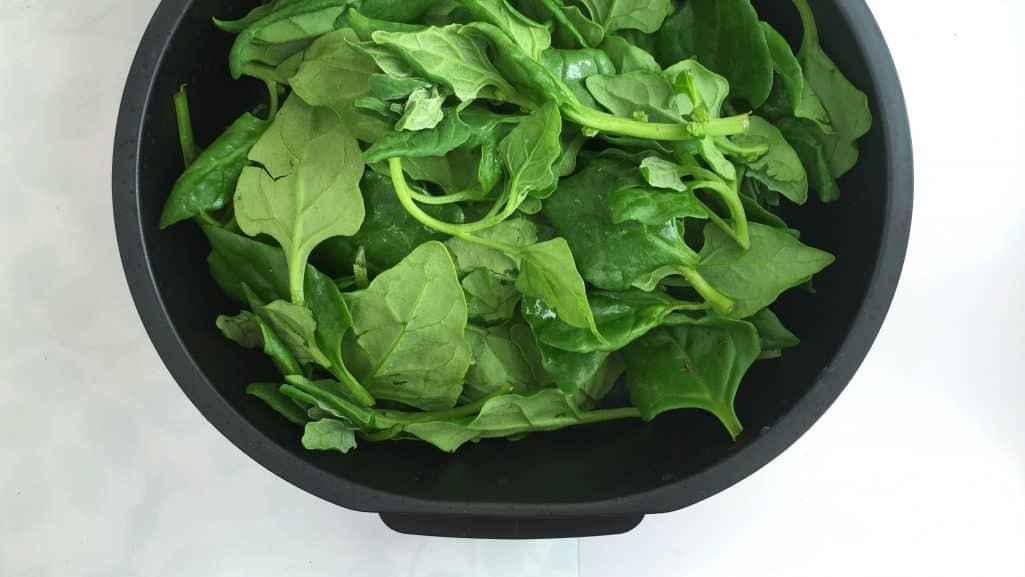 How I love this steamed Japanese spinach salad with sesame! What a great side dish: healthy and so easy to make in advance...