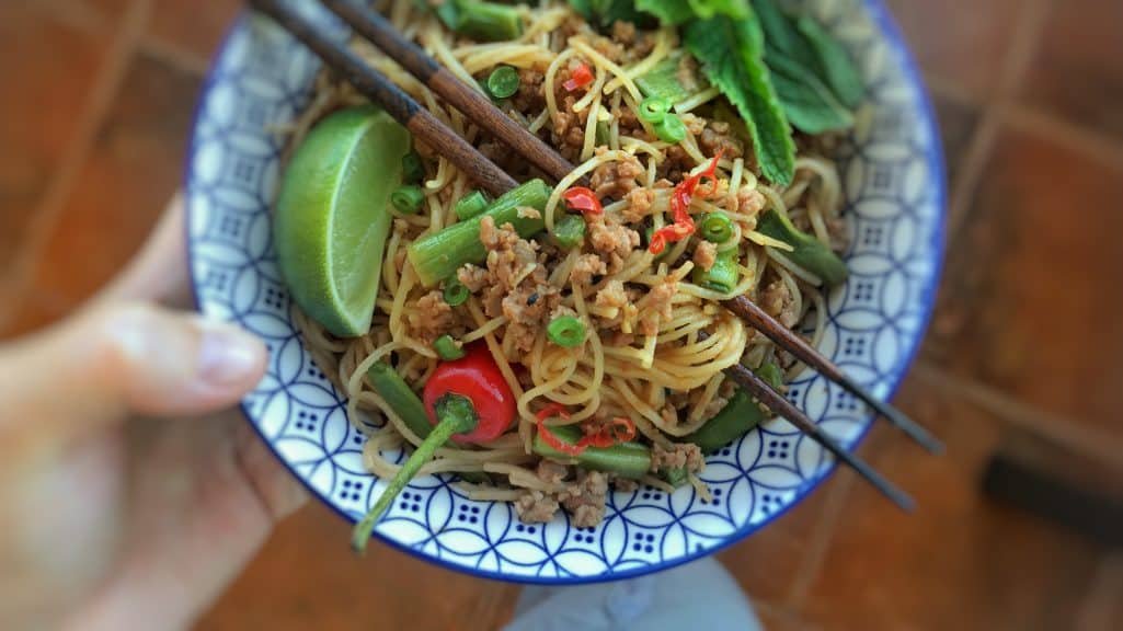 Craving a quick and easy Asian dish for dinner? Here's my 10-minute stir fried Chinese egg noodles with vegetables in oyster sauce!
